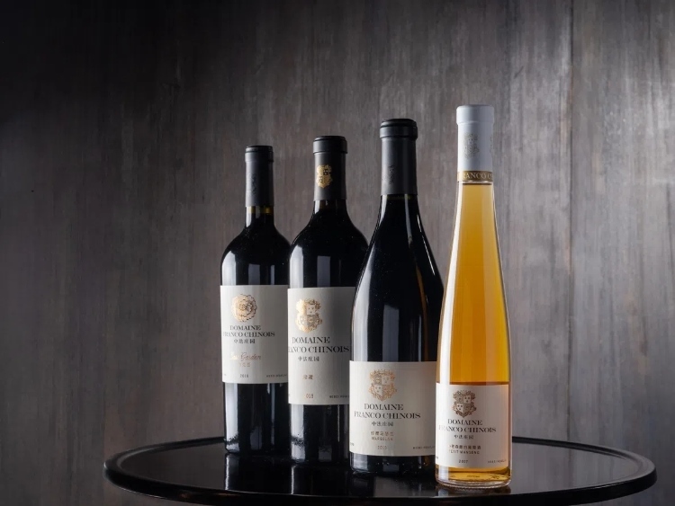 活動現(xiàn)場推介了懷來中法莊園珍藏馬瑟蘭干紅、小芒森甜白等優(yōu)質(zhì)葡萄酒。主辦方供圖