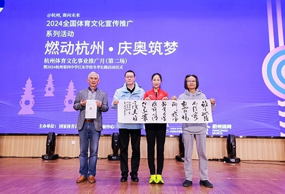 王麗萍與藝術(shù)家們共同創(chuàng)作主題作品。主辦方供圖