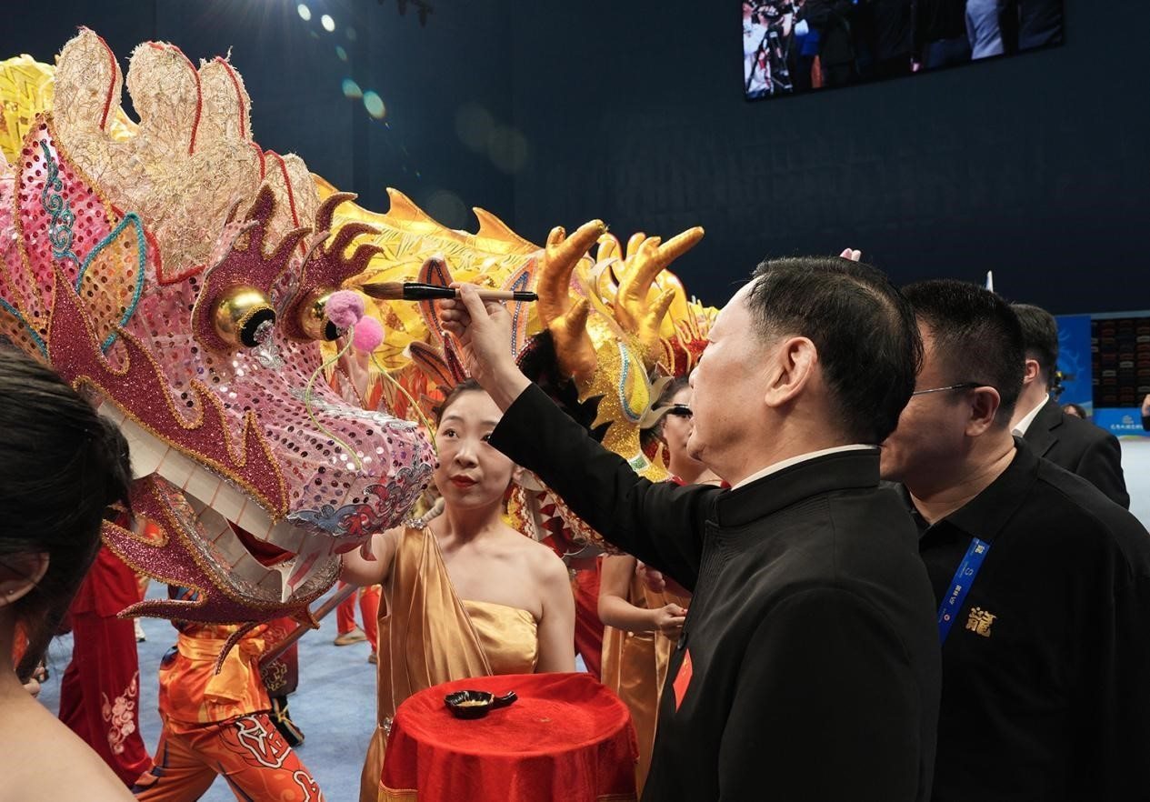 出席開賽儀式的領(lǐng)導(dǎo)及嘉賓共同為參賽龍獅隊點睛。（受訪者供圖）