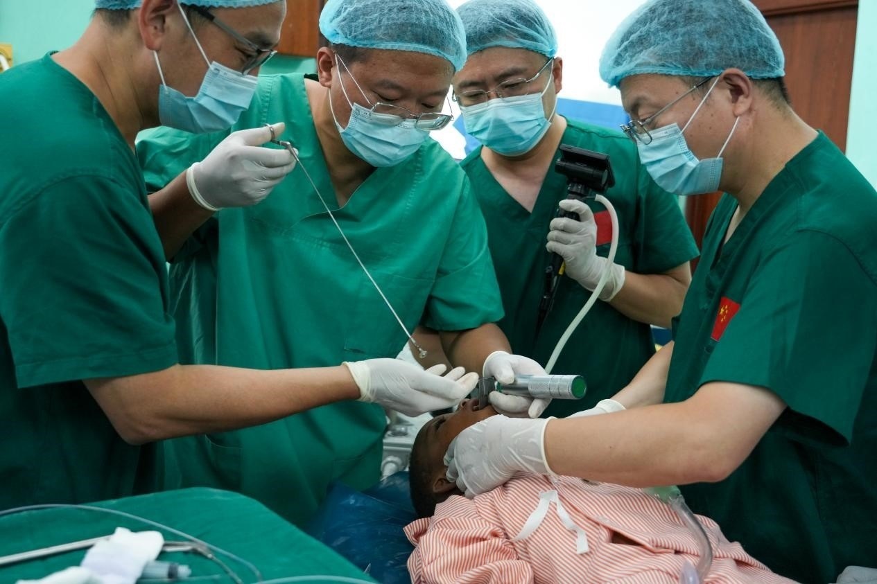 引起患兒窒息的異物被成功取出。中國援桑醫(yī)療隊供圖