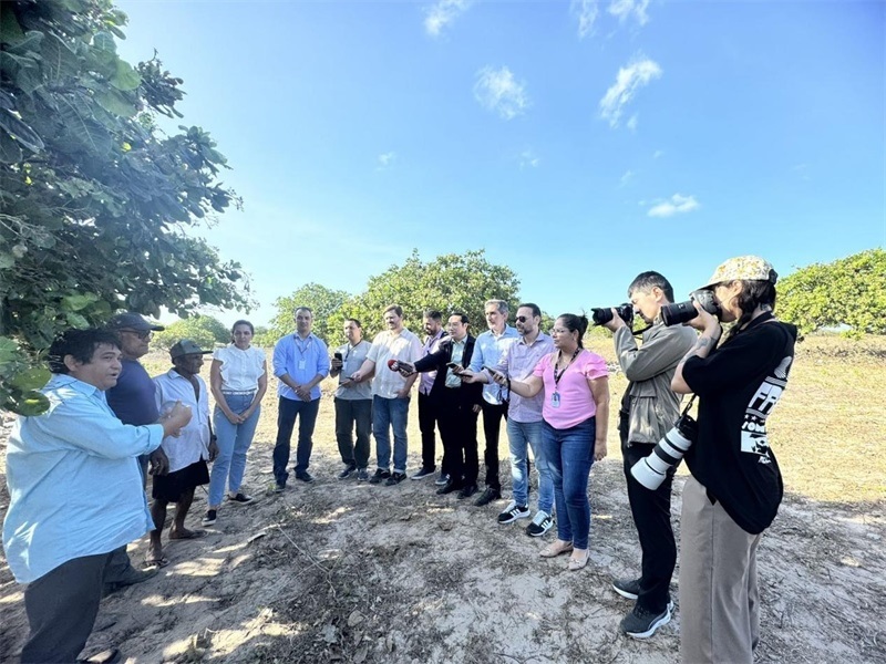 聯合采訪團正在采訪中國企業(yè)在若昂卡馬拉市的扶貧開放項目 。孫佳攝