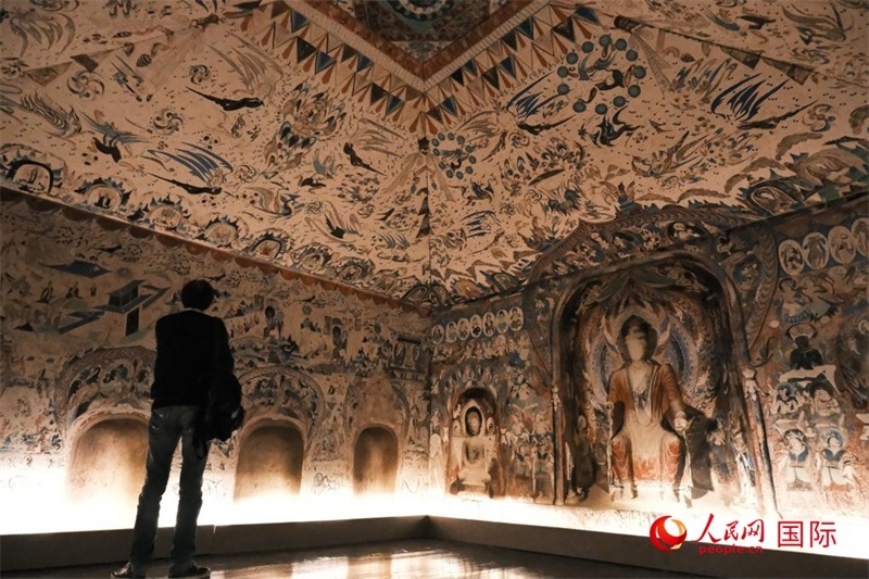 觀眾仿佛置身于數字復原的敦煌第285窟。人民網記者 尚凱元攝 