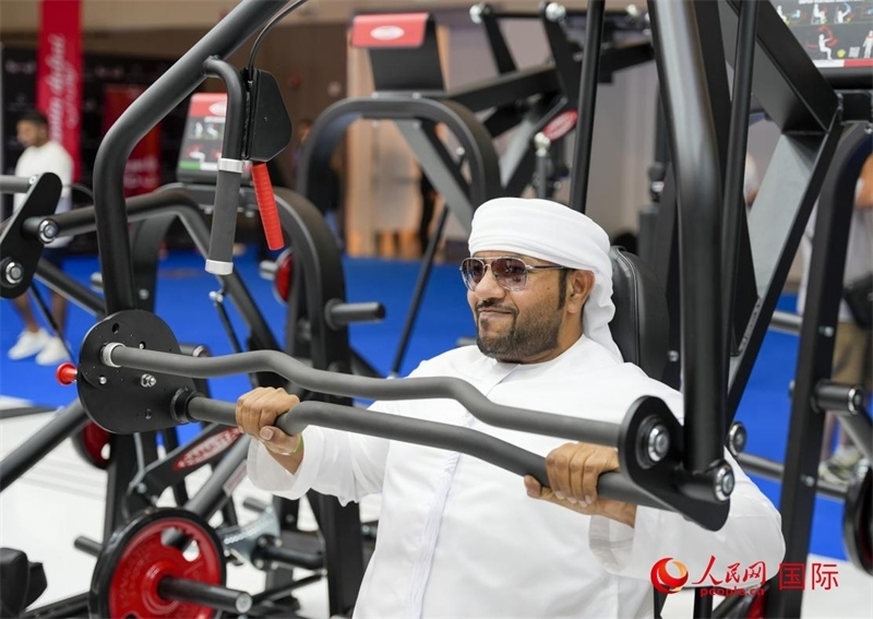 一名觀眾在體驗健身器材。人民網中東中心分社塔里克·易卜拉欣攝