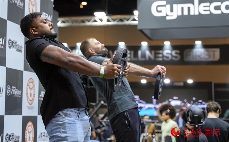 觀眾參加舉重物比賽。人民網中東中心分社塔里克·易卜拉欣攝