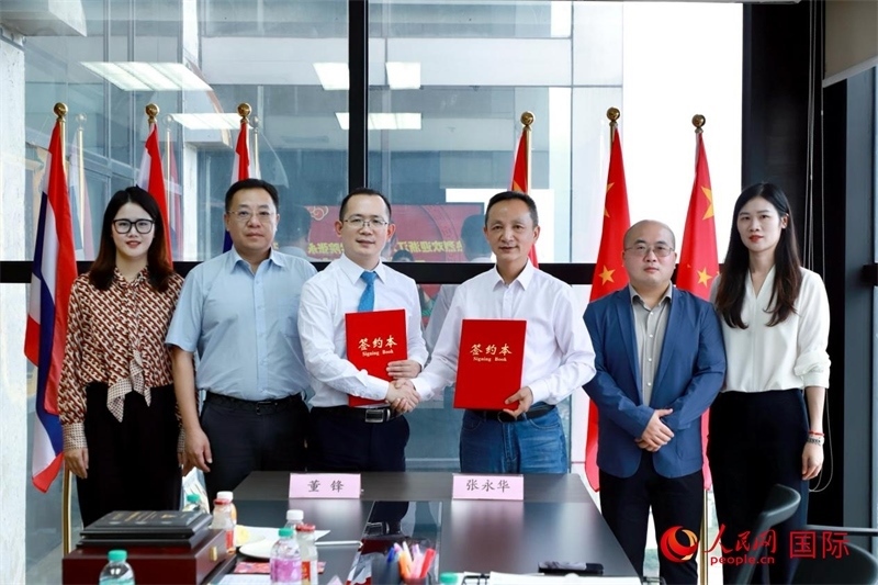 會談現(xiàn)場。左三為泰中僑商聯(lián)合會副主席董峰；右三為浙江大學光華法學院黨委書記張永華。人民網(wǎng)記者 簡承淵攝