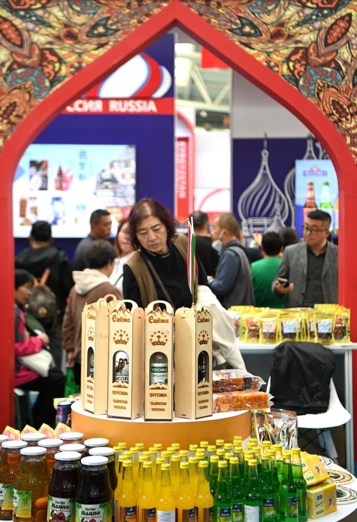 10月25日，觀眾在楊凌農(nóng)高會上合組織國家農(nóng)業(yè)展區(qū)了解農(nóng)產(chǎn)品。新華社記者 鄒競一 攝