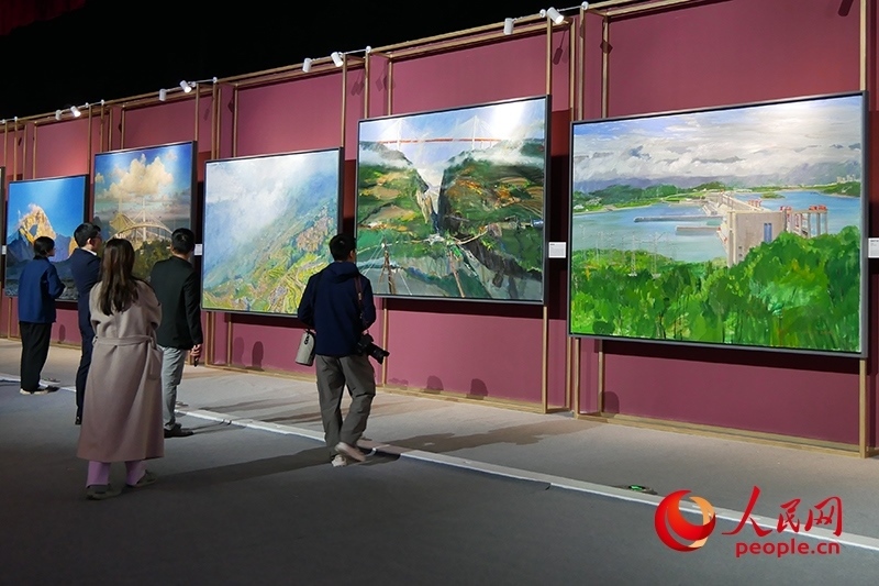 觀眾正在欣賞畫作。人民網(wǎng)記者 韋衍行攝