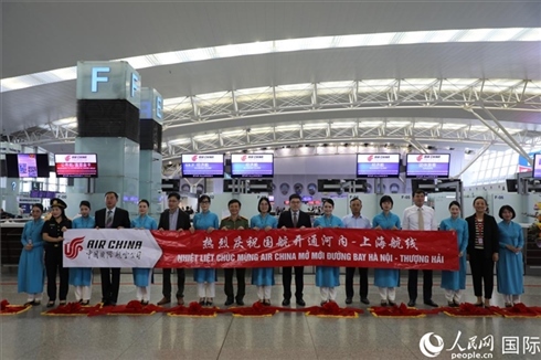 中國(guó)駐越南大使館經(jīng)商處參贊李振民等兩國(guó)嘉賓為儀式剪彩。 人民網(wǎng)記者 楊曄攝