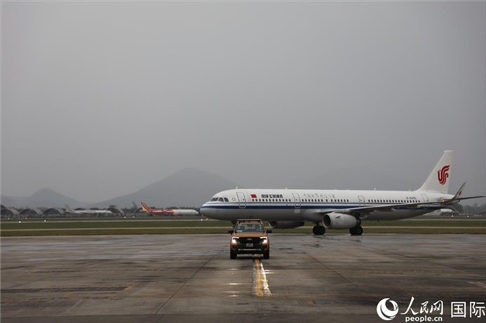 國(guó)航上海——河內(nèi)首班飛機(jī)抵達(dá)河內(nèi)內(nèi)排機(jī)場(chǎng)。人民網(wǎng)記者 楊曄攝