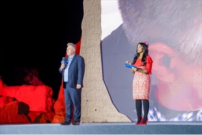 丹尼（左一）在“何以中國·五星出東方”網(wǎng)絡(luò)主題宣傳活動現(xiàn)場演講。人民視頻供圖