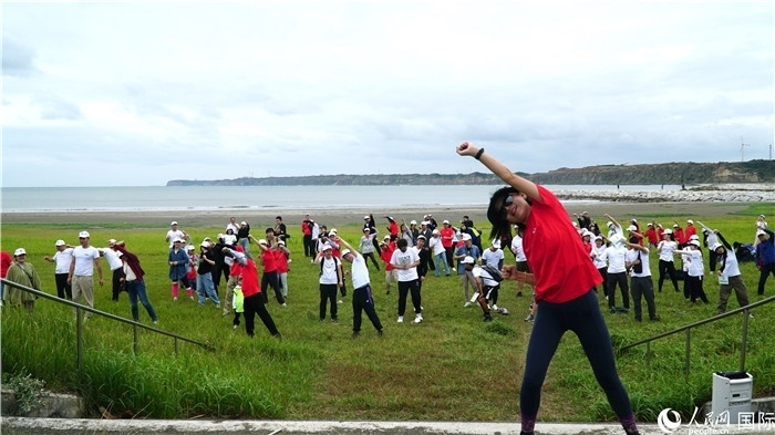 開跑前的熱身運動。人民網(wǎng) 蔣曉辰攝