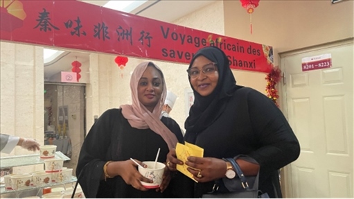 陜西涼皮+清真肉夾饃受到乍得友人歡迎。主辦方供圖