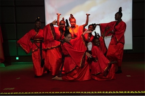 孔子學(xué)院的學(xué)生表演中國舞《昭君出塞》。主辦方供圖