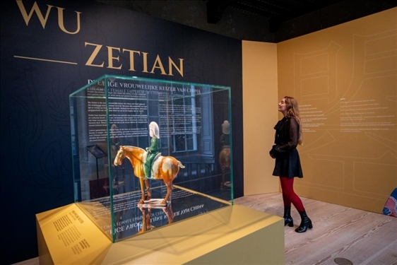 圖為觀眾在參觀“一代女皇武則天展”。（中華人民共和國駐荷蘭王國大使館供圖）