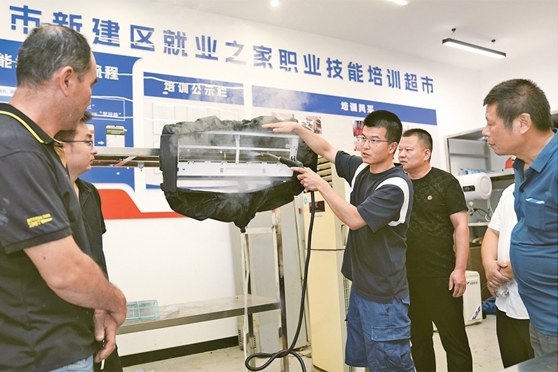 黨的二十屆三中全會強(qiáng)調(diào)，要健全終身職業(yè)技能培訓(xùn)制度。圖為2024年9月12日一位老師在給學(xué)員進(jìn)行家電清洗技術(shù)培訓(xùn)。 新華社記者 萬象/攝