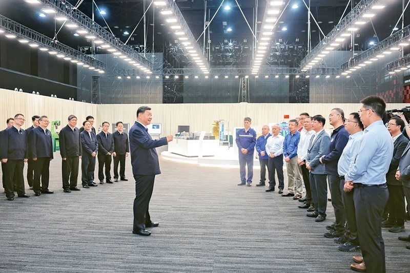 2024年10月17日至18日，中共中央總書記、國(guó)家主席、中央軍委主席習(xí)近平在安徽考察。這是17日下午，習(xí)近平在合肥濱湖科學(xué)城考察時(shí)，同現(xiàn)場(chǎng)科研人員和企業(yè)負(fù)責(zé)人親切交流。 新華社記者 鞠鵬/攝