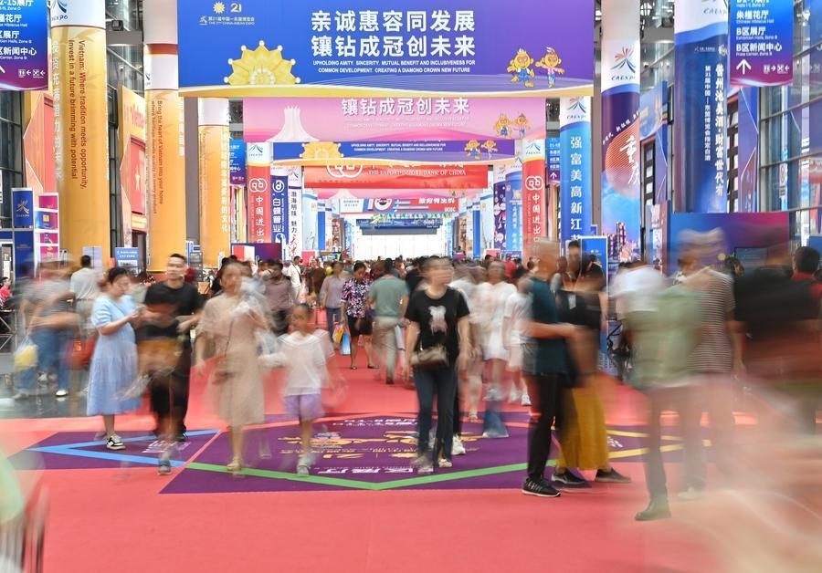 2024年9月28日，觀眾在廣西南寧市舉行的第21屆中國—東盟博覽會(huì)上參觀。新華社記者 周華 攝