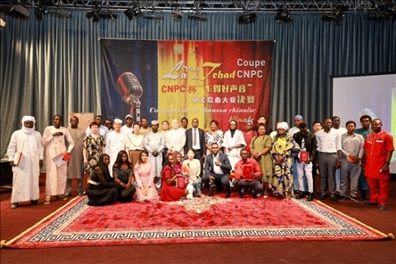 選手、評委、組委會工作人員共同與頒獎嘉賓合影。中國石油非洲公司供圖