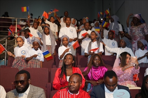 現(xiàn)場觀眾與決賽選手熱情互動。中國石油非洲公司供圖