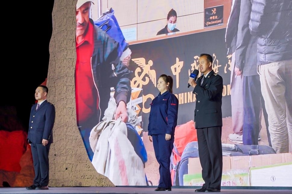 張曉波（右一）在“何以中國(guó)·五星出東方”網(wǎng)絡(luò)主題宣傳活動(dòng)現(xiàn)場(chǎng)演講。人民視頻供圖