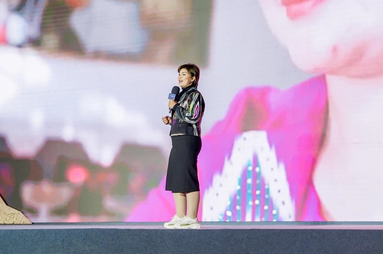 如克亞木·麥提賽地在“何以中國(guó)·五星出東方”網(wǎng)絡(luò)主題宣傳活動(dòng)現(xiàn)場(chǎng)演講。人民視頻供圖