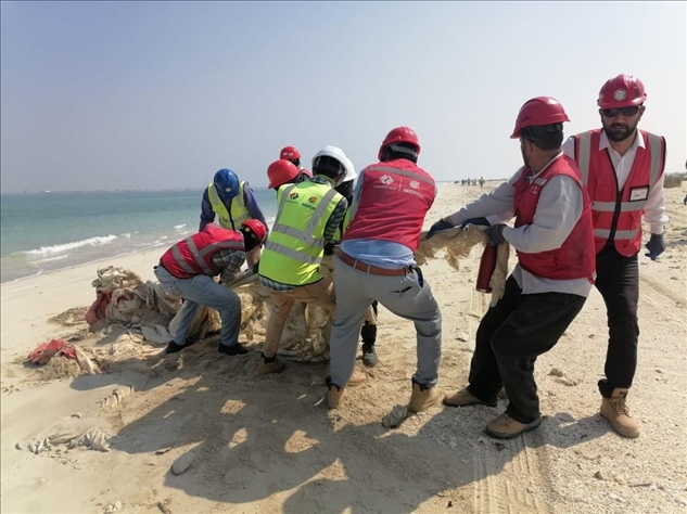 中國電建員工在撿拾海灘垃圾。中國電建供圖