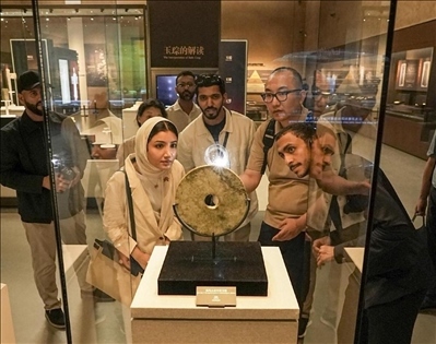 阿聯(lián)酋青年在良渚文化博物院參觀。中國銀行供圖