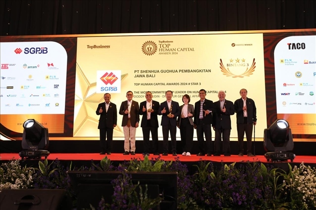 國能印尼爪哇發(fā)電公司董事長趙志剛（左四）與其他獲獎?wù)吆嫌啊苡∧嶙ν郯l(fā)電公司供圖