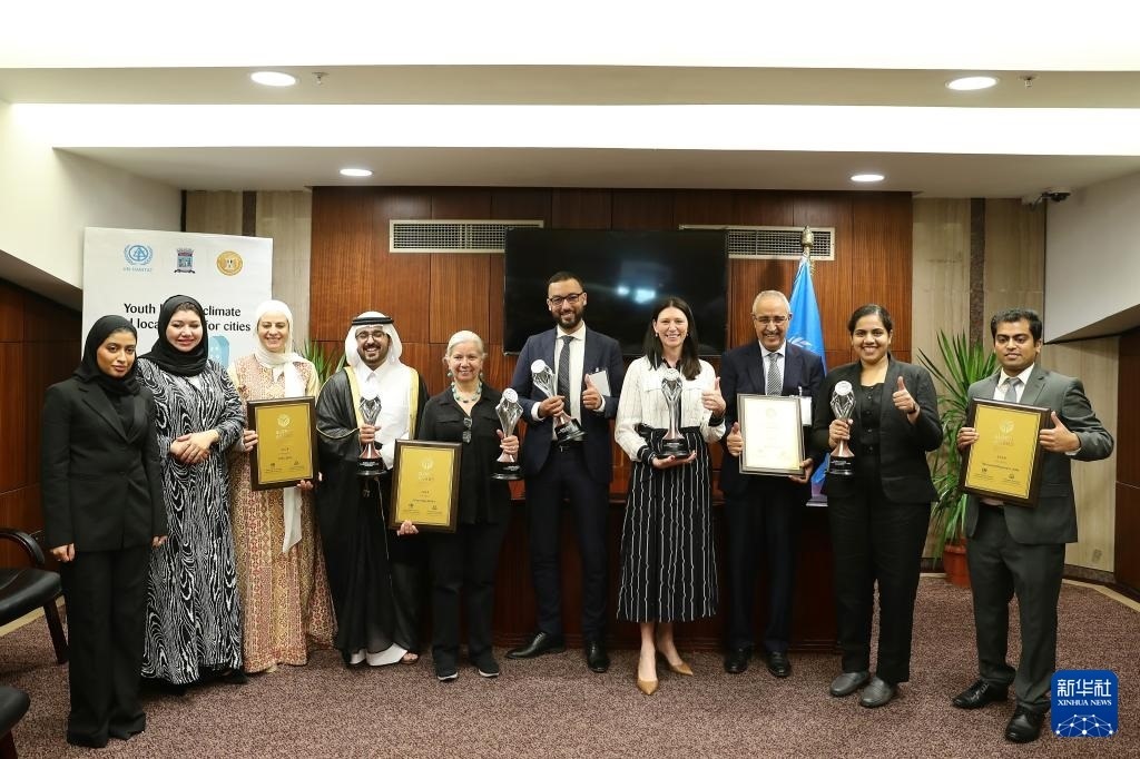 10月31日，在埃及亞歷山大，獲得第二屆全球可持續(xù)發(fā)展城市獎(jiǎng)（上海獎(jiǎng)）的城市代表合影。新華社記者 王東震 攝