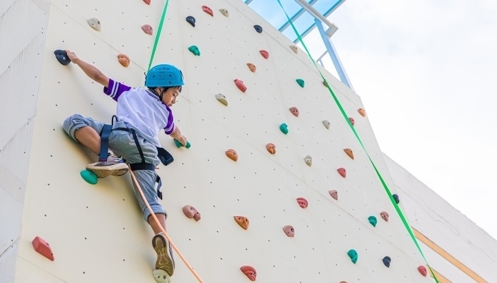 浙江臺州，正在學習攀巖課程的小學生