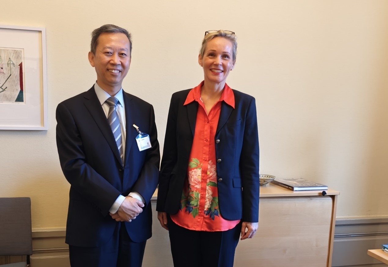 中國駐瑞典大使崔愛民會見瑞典外交部外貿(mào)總司長米蘭德。中國駐瑞典大使館供圖