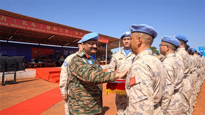 聯(lián)南蘇團(tuán)部隊(duì)司令莫漢中將為維和官兵授勛。秦貴君攝