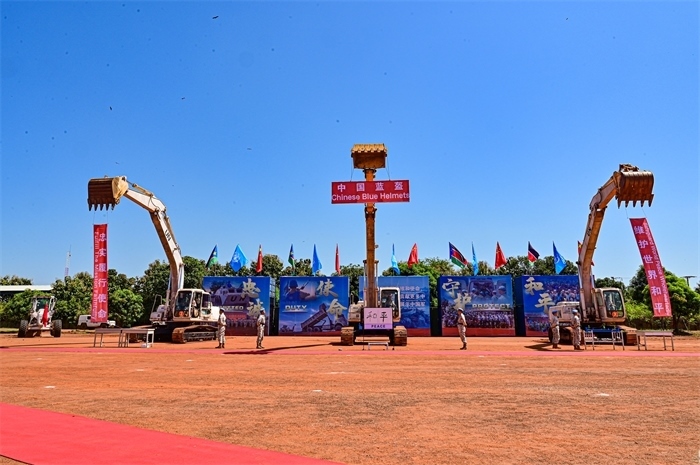 工程機(jī)械特技展示。王軍杰攝