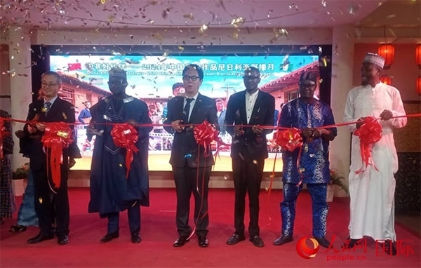 嘉賓們?yōu)橛耙曊共ピ禄顒?dòng)剪彩。人民網(wǎng)記者 姜宣攝