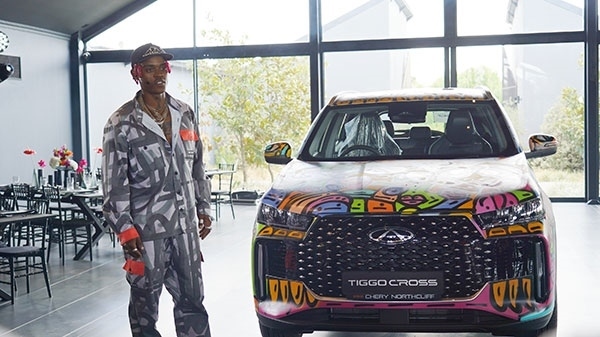 Samurai Farai和其汽車噴繪作品。人民網(wǎng) 張茜攝