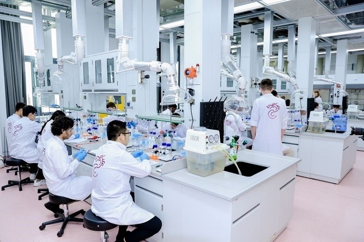 中外學(xué)生同堂做實(shí)驗(yàn)。深北莫供圖