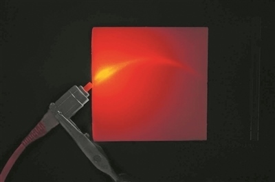 帶有彎曲通道的3D打印材料能引導(dǎo)并散射光。圖片來源：英國格拉斯哥大學(xué)