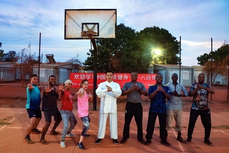 組織八段錦教學(xué)。王軍杰 攝