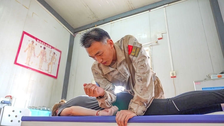 體驗(yàn)中醫(yī)推拿。王軍杰攝