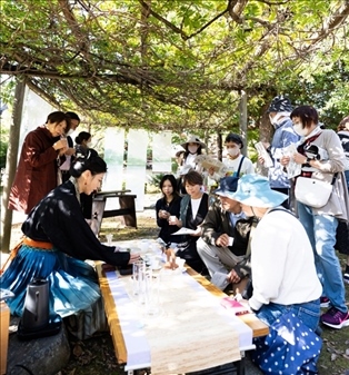 游客們?cè)谡憬w驗(yàn)區(qū)品茶。