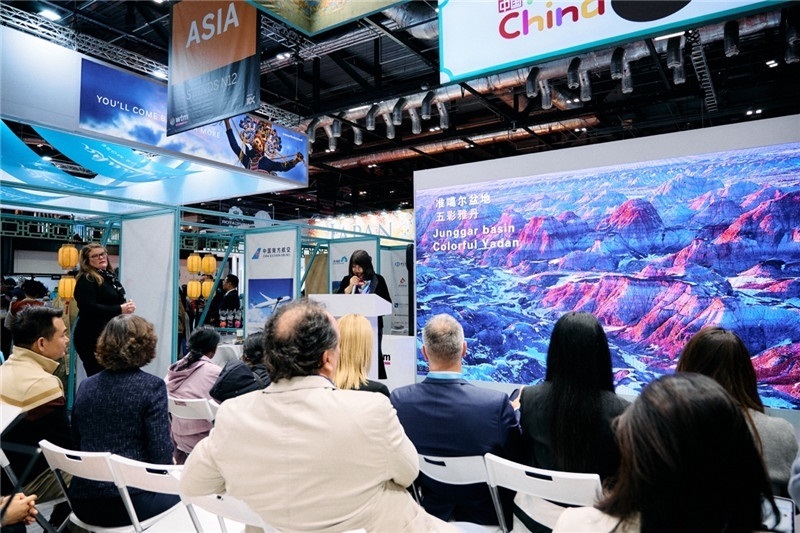  “中國(guó)館”新疆旅游推介會(huì)現(xiàn)場(chǎng)介紹。楊浩鵬攝