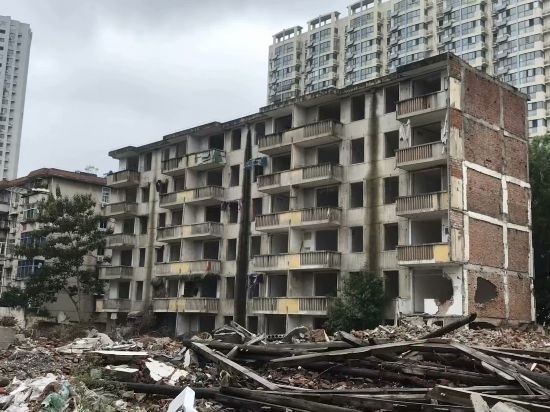 圖為拆遷中的合肥儀表廠宿舍。 合肥市蕪湖路街道 提供