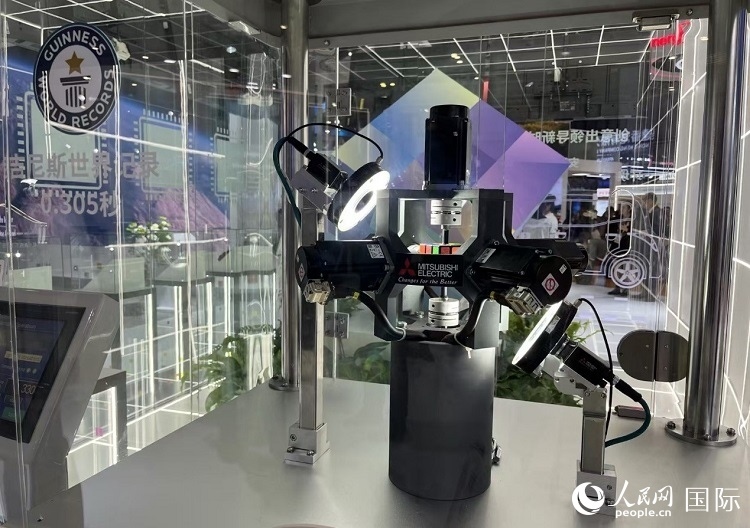 三菱電機開發(fā)的魔方機器人是吉尼斯世界紀錄保持者。人民網(wǎng)記者 陳思攝