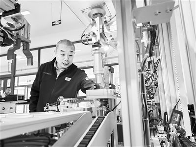 郭海青在檢查車床加工設(shè)備。 受訪者供圖