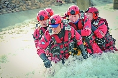  山東省日照市消防救援支隊(duì)消防員正在進(jìn)行多人淺灘涉水橫渡訓(xùn)練。圖片由國(guó)家消防救援局提供