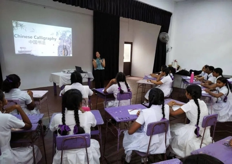 斯里蘭卡學(xué)生在系列活動中學(xué)習(xí)中國書法。圖片由主辦方提供