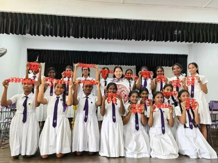 斯里蘭卡學(xué)生展示剪紙作品。圖片由主辦方提供