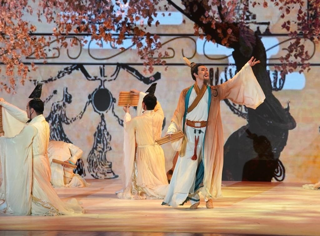 11月6日，演職人員在表演民族舞劇《孔子》片段。新華社記者 張晨霖 攝