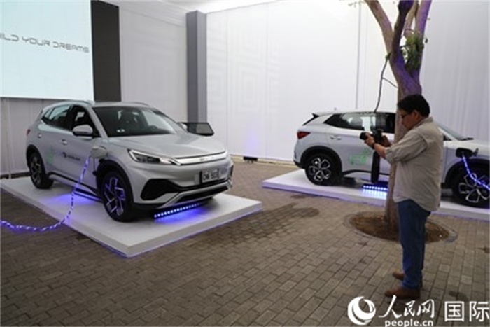 圖為秘魯媒體記者正在拍攝現(xiàn)場(chǎng)展出的比亞迪電動(dòng)汽車。 人民網(wǎng)記者姜波攝