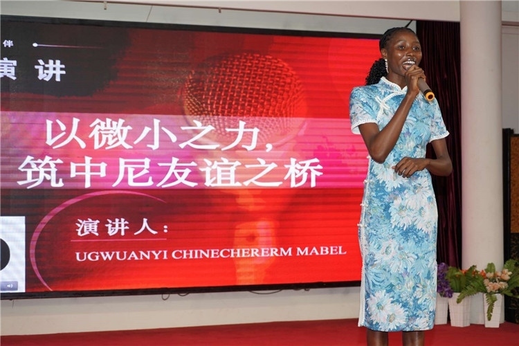 選手張佳寧演講中。尼日利亞中國文化中心供圖